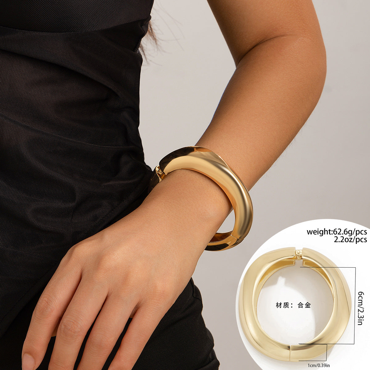 Bracciale a manetta in metallo lucidato a forma di goccia d'acqua oversize con finitura a specchio e design geometrico