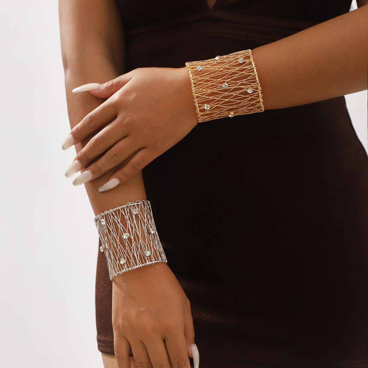 Pulsera tipo brazalete de aleación tejida con alambre, diseño geométrico estilo punk, con incrustaciones de pedrería y diseño abierto