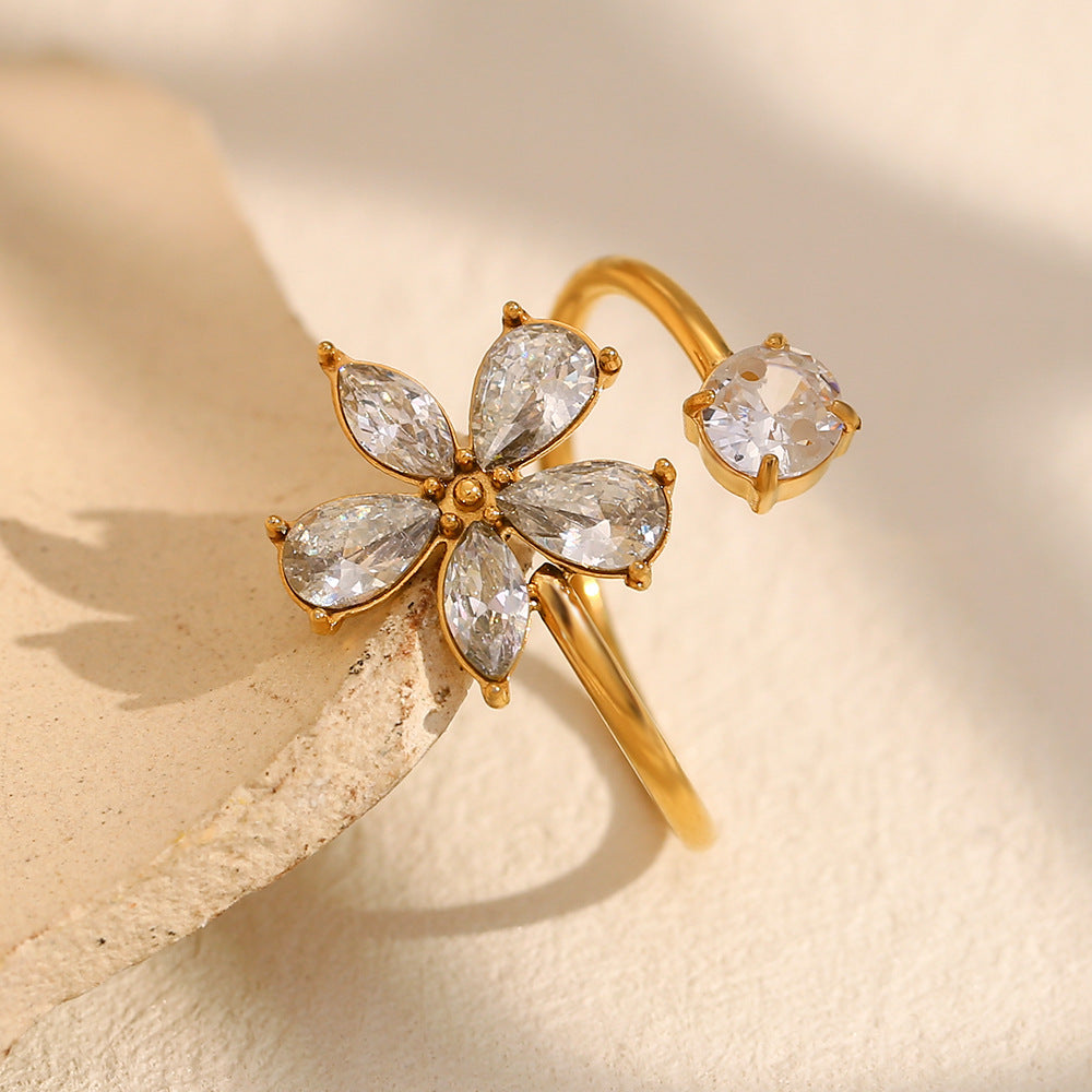 Anello alla moda in acciaio inossidabile con motivo floreale per donna, placcato in oro 18 carati e zirconi
