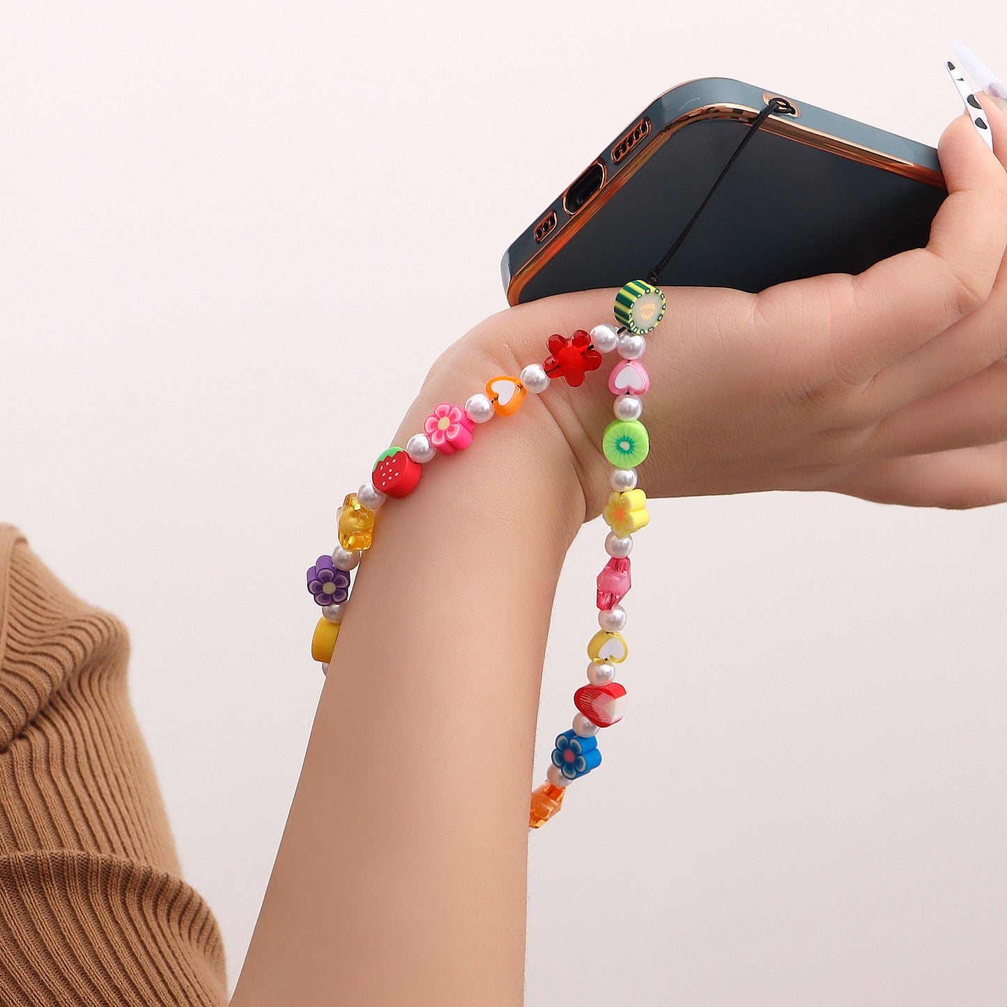 Cordón minimalista con cuentas de arcoíris para teléfono con dije de corazón para mujer, colgante acrílico, cadena chapada