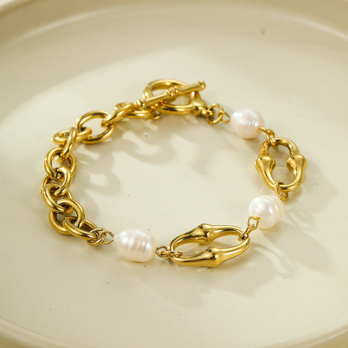 Bracciale Geometrico alla Moda in Acciaio al Titanio con Placcatura in Oro 18K e Intarsio di Perle da Donna