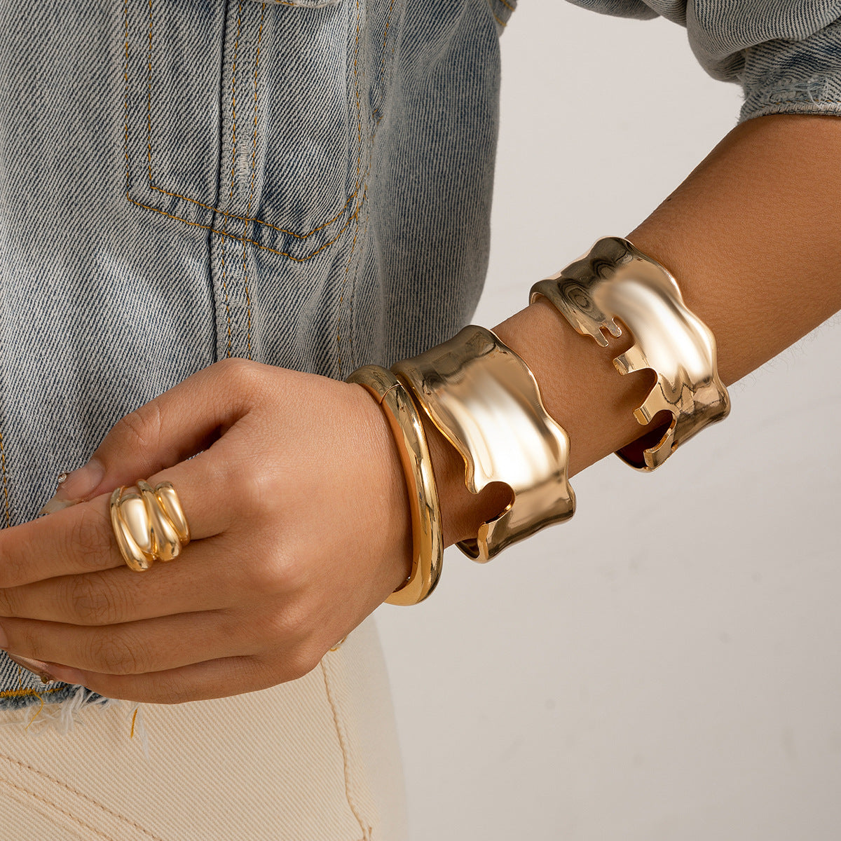 Pulsera inspirada en aleación texturizada asimétrica en forma de V con acabado chapado para mujer