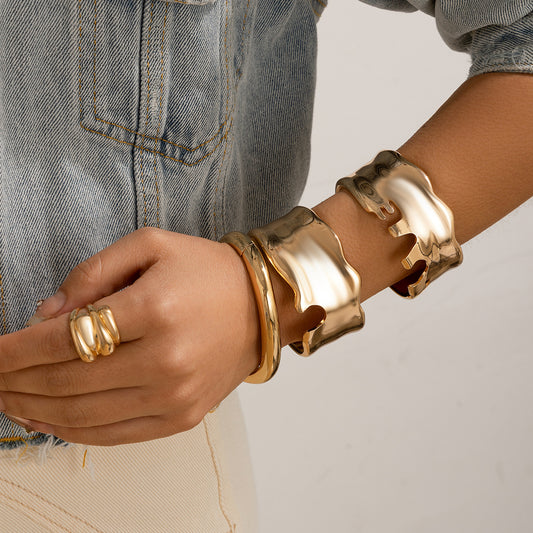Pulsera inspirada en aleación texturizada asimétrica en forma de V con acabado chapado para mujer