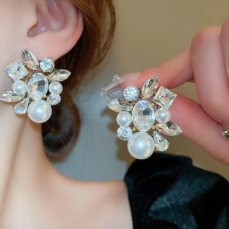 Orecchini a perno di lusso con lega geometrica irregolare e intarsio di strass, placcati argento, alla moda e versatili da donna