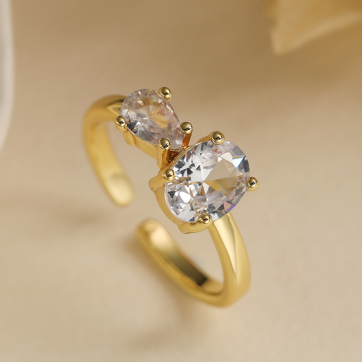 Anello Aperto Geometrico Minimalista da Donna in Ottone con Placcatura in Oro 18K e Intarsio di Zirconi