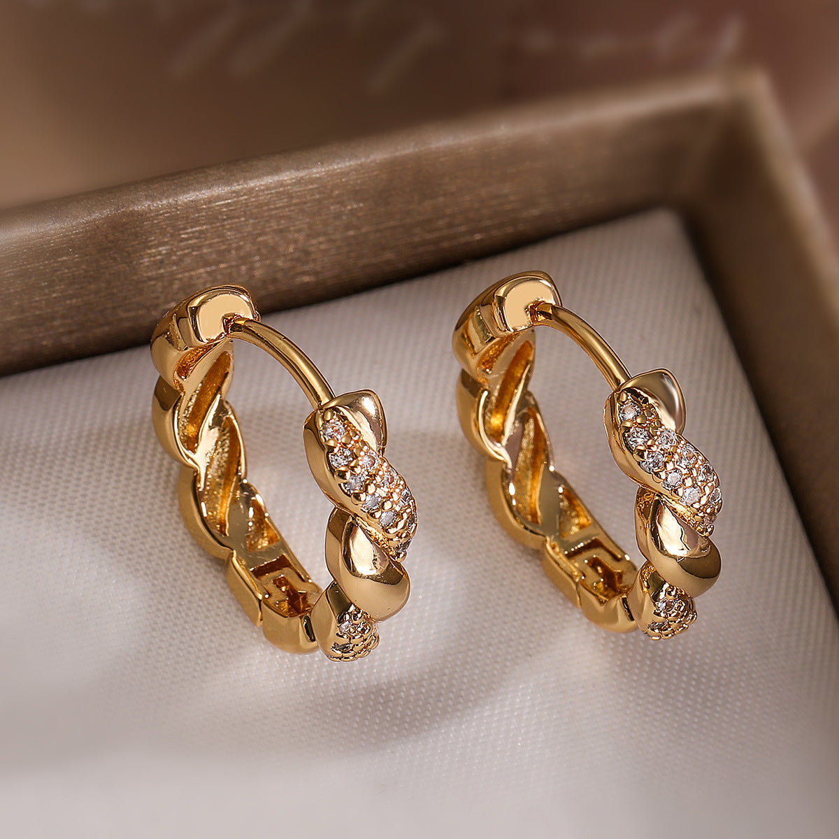 Orecchini geometrici minimalisti in rame placcati oro con zirconi per donna