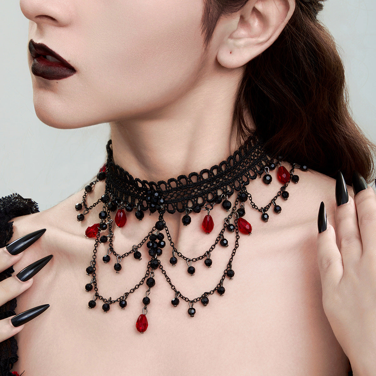 Collana Gotica da Donna Stile Dark con Ciondolo Geometrico, Intarsio di Strass Rossi e Catena in Pizzo