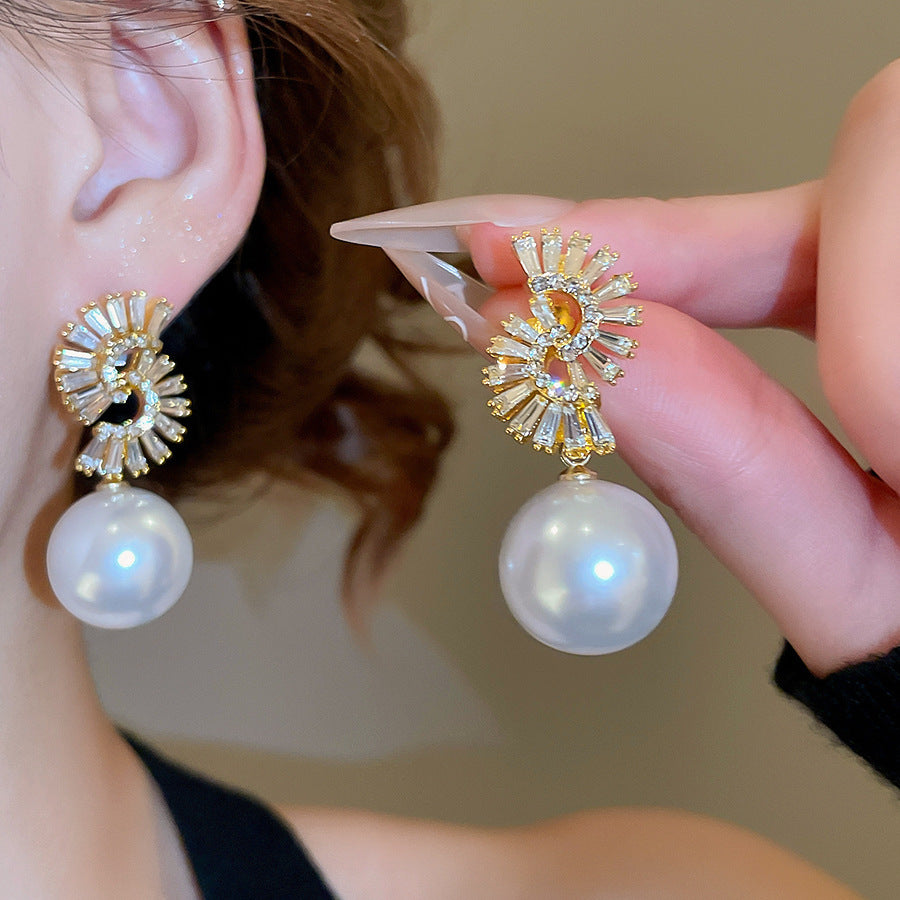 Orecchini da donna vintage eleganti a forma di stella geometrica con perle simulate e zirconi, perni in acciaio placcato