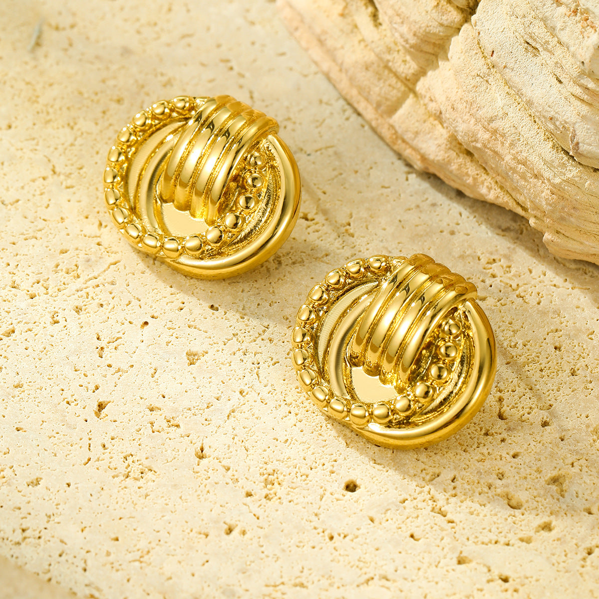 Orecchini a perno tondi in acciaio al titanio intrecciato in stile vintage con placcatura in oro 18 carati da donna