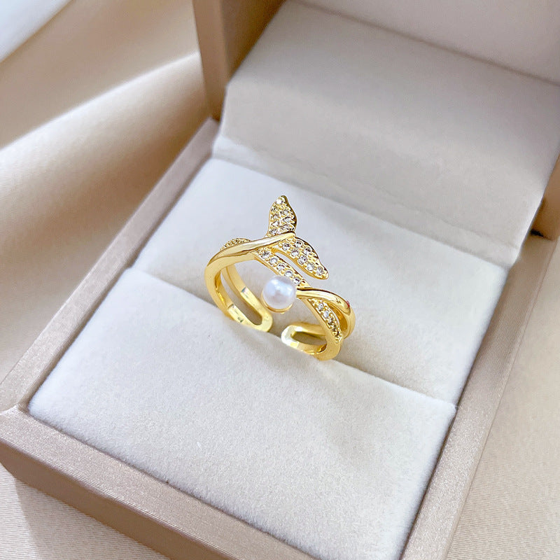 Anello minimale in ottone placcato oro con tono freddo, a forma di corona e perla micro-pavé, da donna