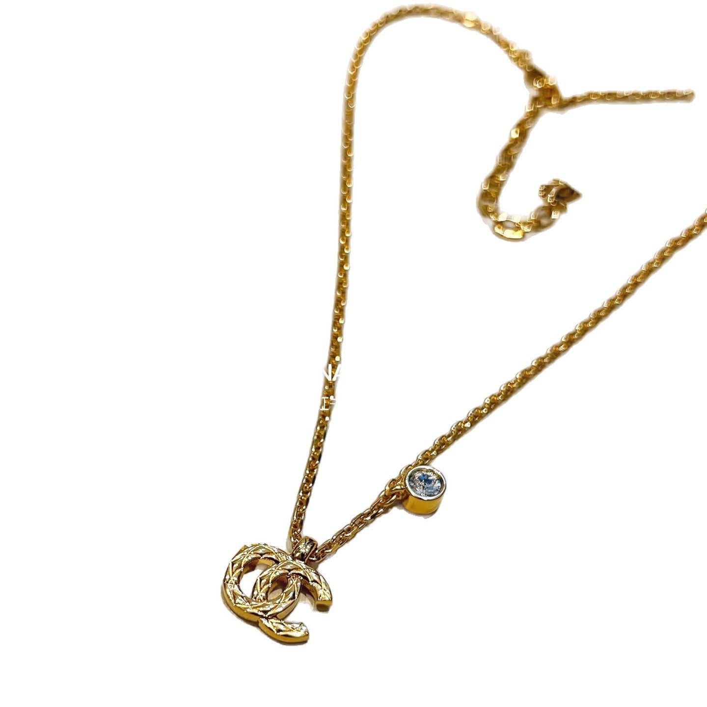Collar con colgante de letra a cuadros de latón chapado en oro de lujo para mujer