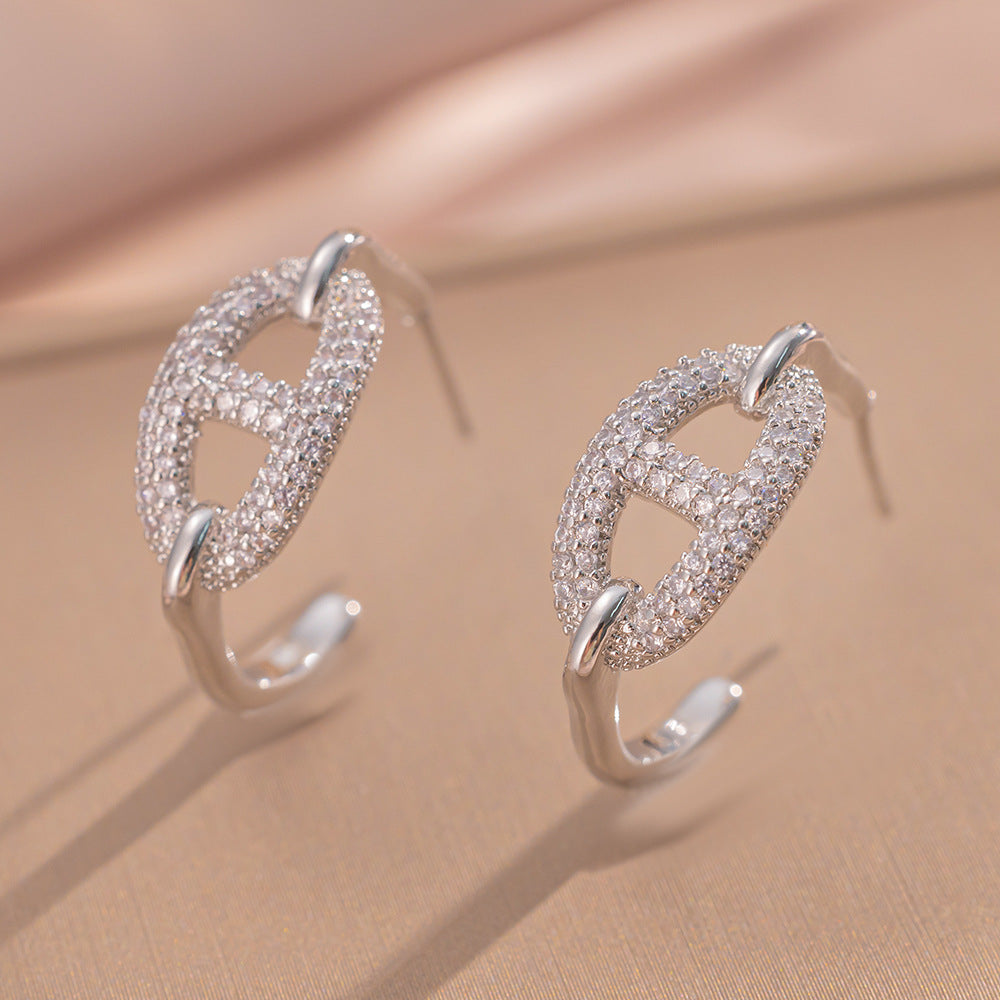 Orecchini a perno minimalisti a forma di naso di maiale in rame placcato oro 18 carati con intarsio completo di strass per donna