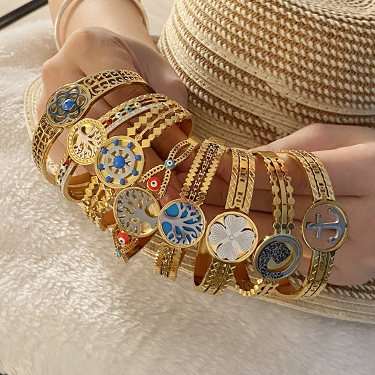 Brazalete minimalista de árbol de la vida con diseño floral y ancla en acero inoxidable con baño de oro