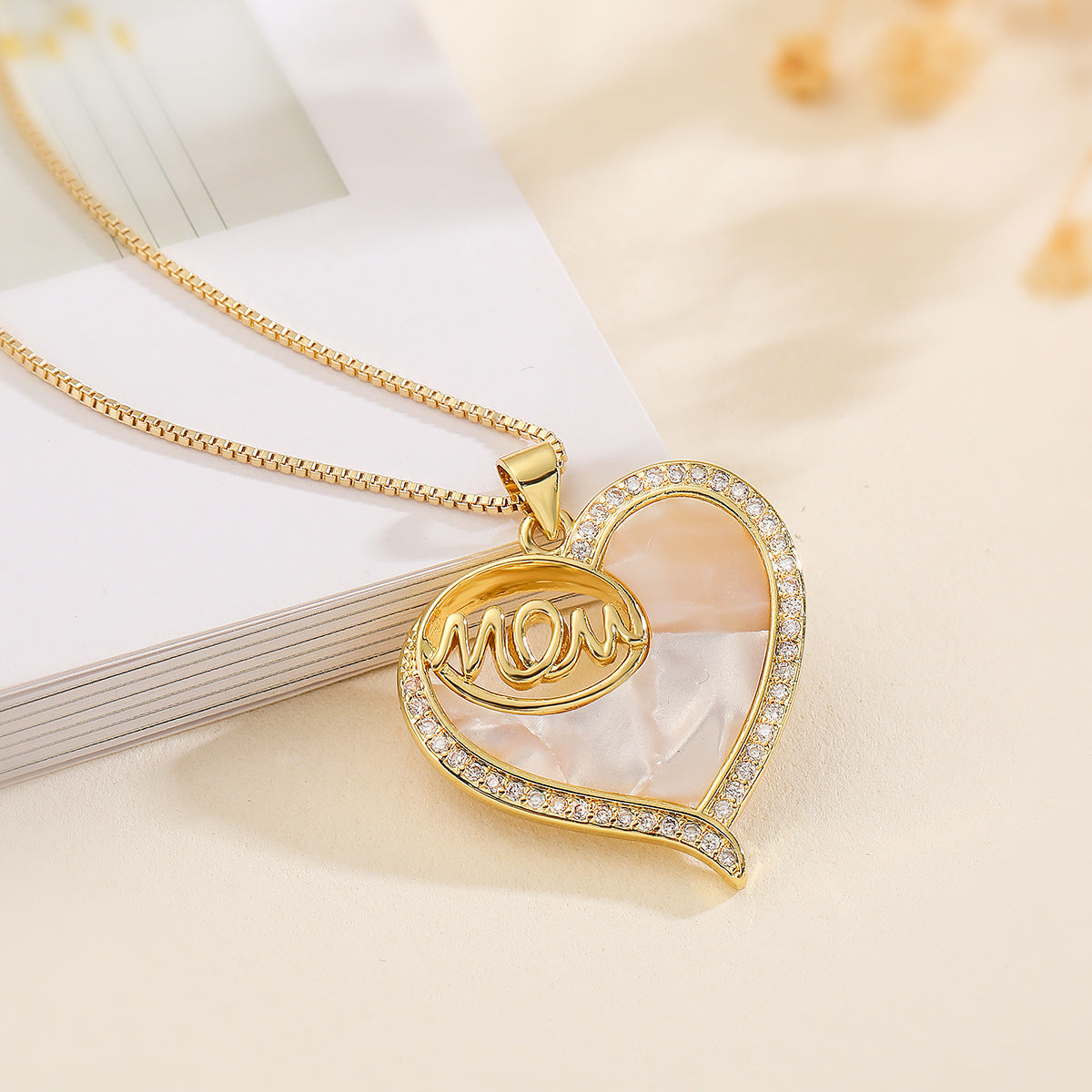Collana Pendente Minimalista Geometrica MAMMA da Donna con Base in Rame Placcato in Oro Vero e Intarsio di Zirconi a Forma di Conchiglia