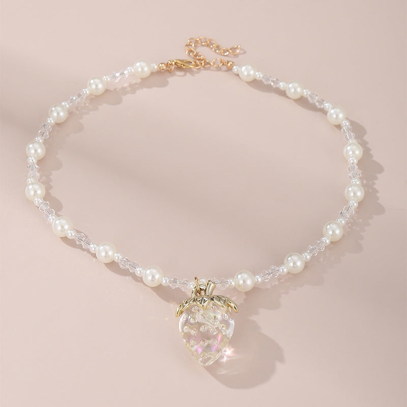 Collar con colgante en forma de fresa para niñas con detalles de cristal de colores arcoíris en cadena de cuentas