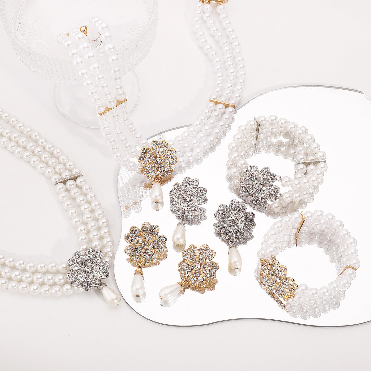 Elegante conjunto de collar con dije floral, perlas de imitación blancas y diamantes de imitación de cristal sobre aleación chapada en oro para mujer