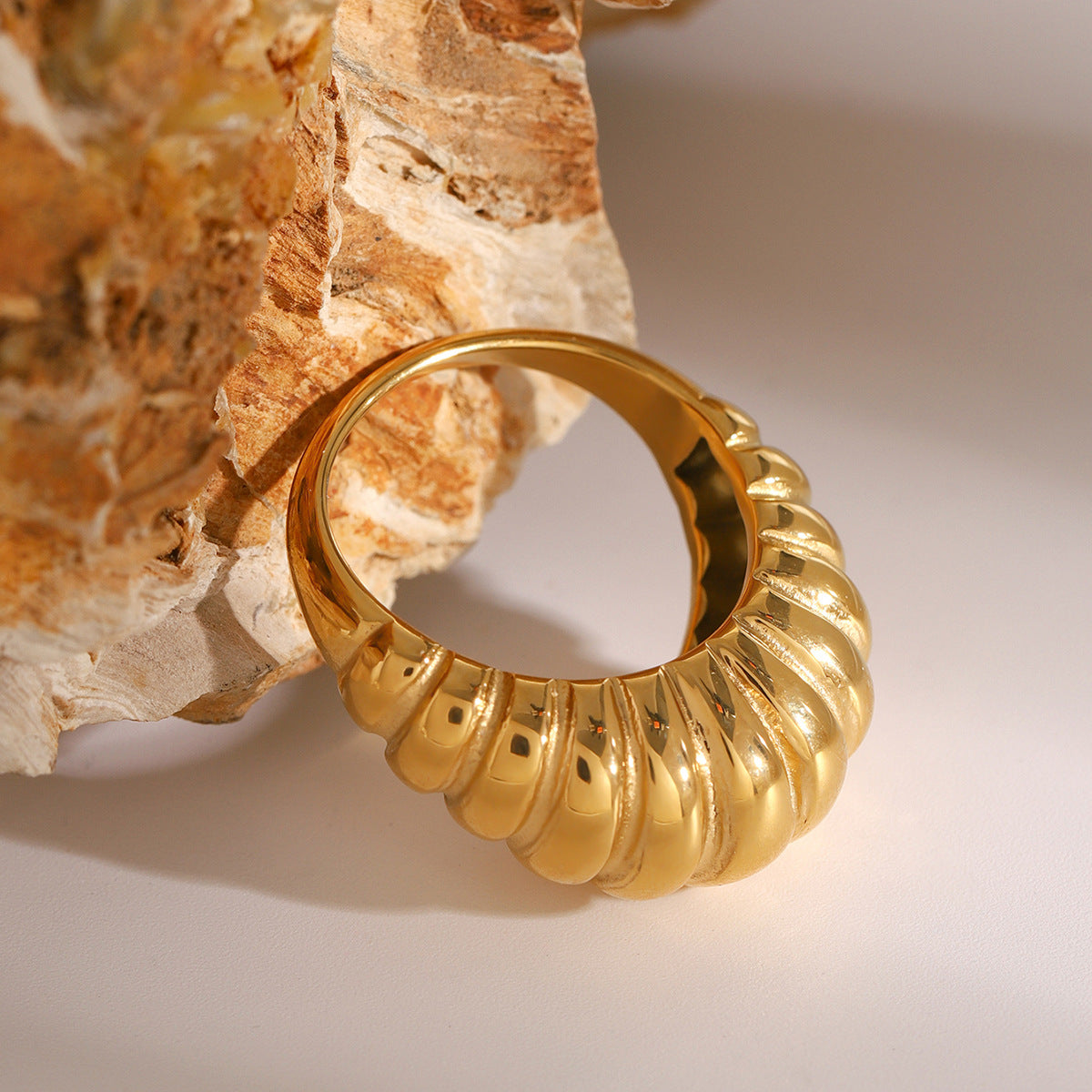 Anello Corno di Toro Minimalista da Donna in Acciaio Inossidabile con Placcatura in Oro 18K
