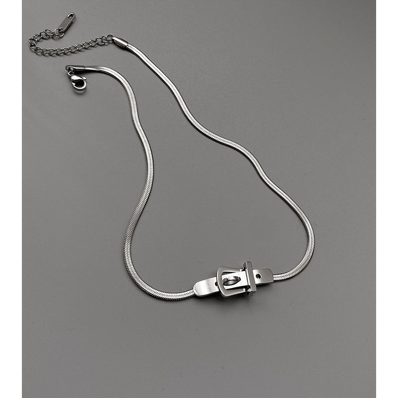 Collar con colgante de cadena de serpiente chapado en acero titanio, dulce y atrevido, para mujer, para la clavícula