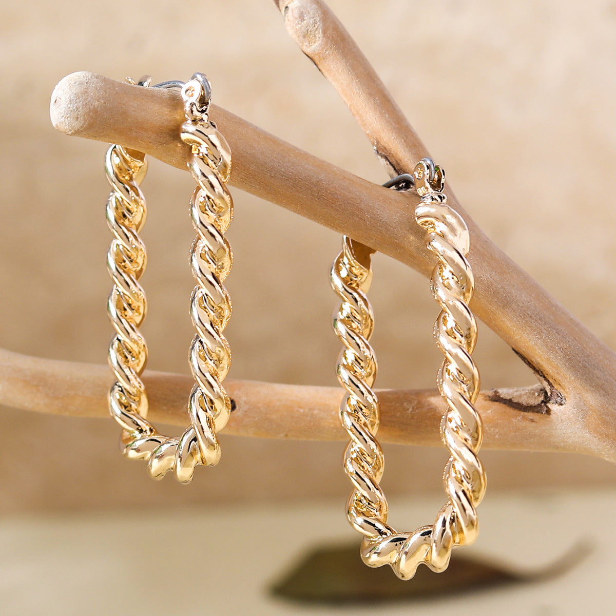 Pendientes de tuerca retro de diseño geométrico de cuerda trenzada de estilo francés para mujer con cuerpo de aleación pulida y acabado galvanizado