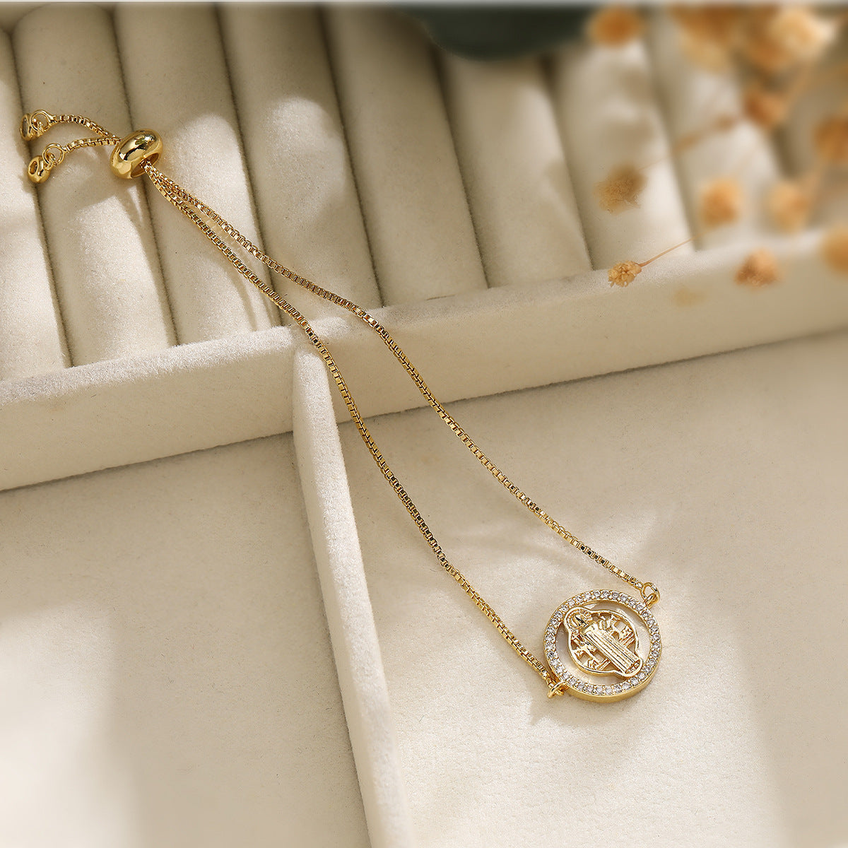 Bracciale Minimalista Geometrico in Rame con Placcatura in Oro 18K e Zirconi Micro-Incastonati da Donna