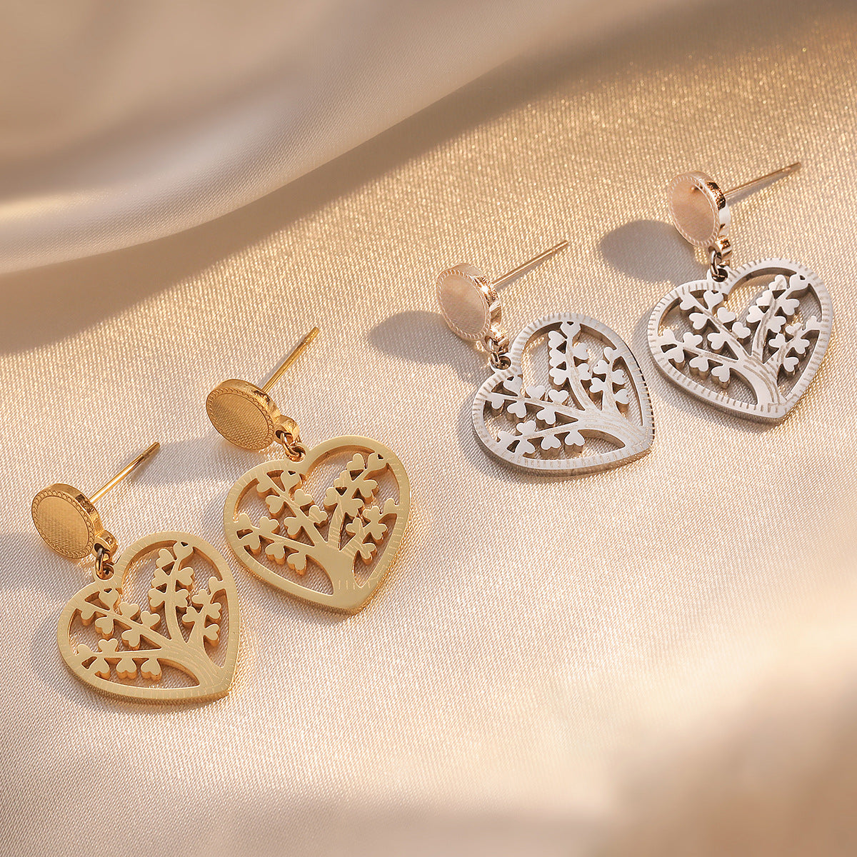 Orecchini da donna in acciaio al titanio a forma di cuore con Albero della Vita intagliato minimalista