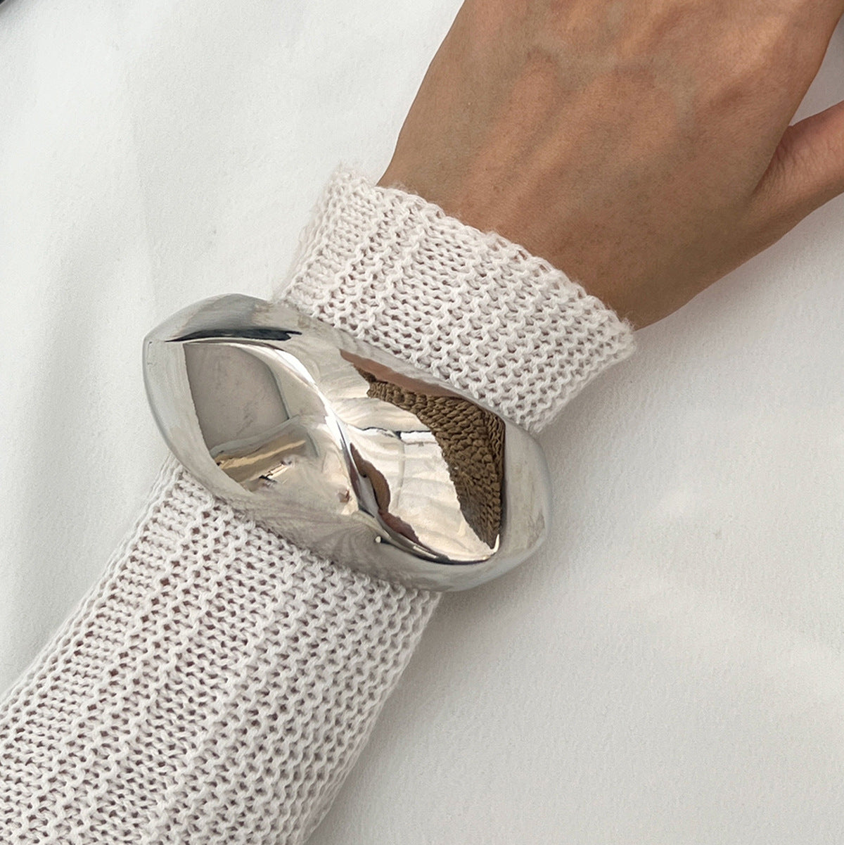 Pulsera de puño de aleación con textura geométrica, acabado martillado y cierre de resorte para mujer