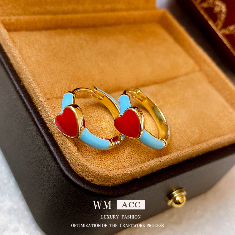 Pendientes de tuerca minimalistas de metal con forma de corazón esmaltado en rojo para mujer, con un diseño elegante y versátil.