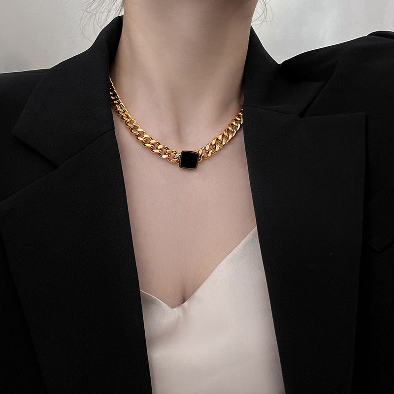Collana a maglie cubane in acciaio al titanio, con design geometrico audace, per uomo e donna, con pendente a lucchetto nero a lunghezza regolabile