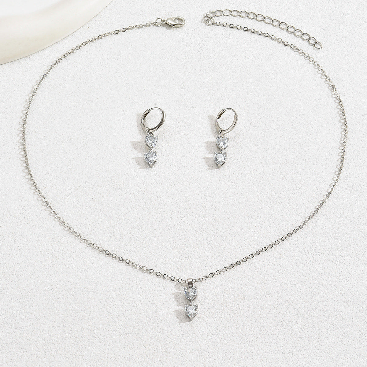 Set di collana e orecchini a cuore minimalista in lega con intarsio di zirconi da donna