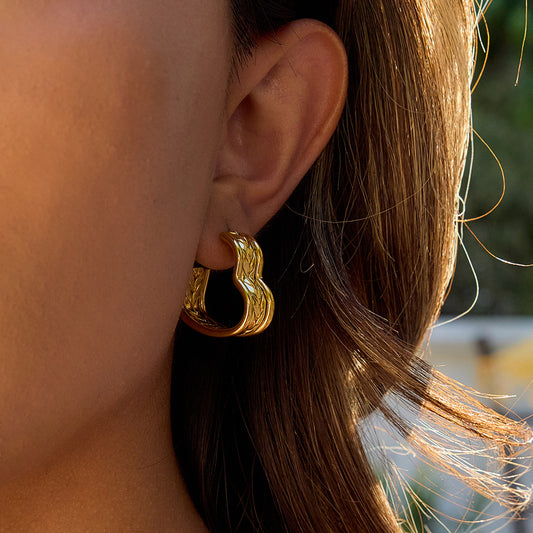 Pendientes de acero inoxidable minimalistas con forma de corazón y acabado chapado para mujer, aretes ligeros de lujo