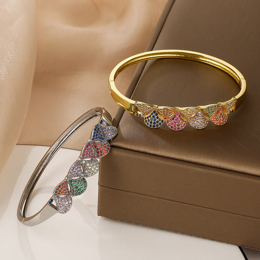 Bracciale in Rame Stile Vintage dalla Forma Irregolare, Placcato Oro Vero e con Intarsi di Zirconi Colorati, da Donna