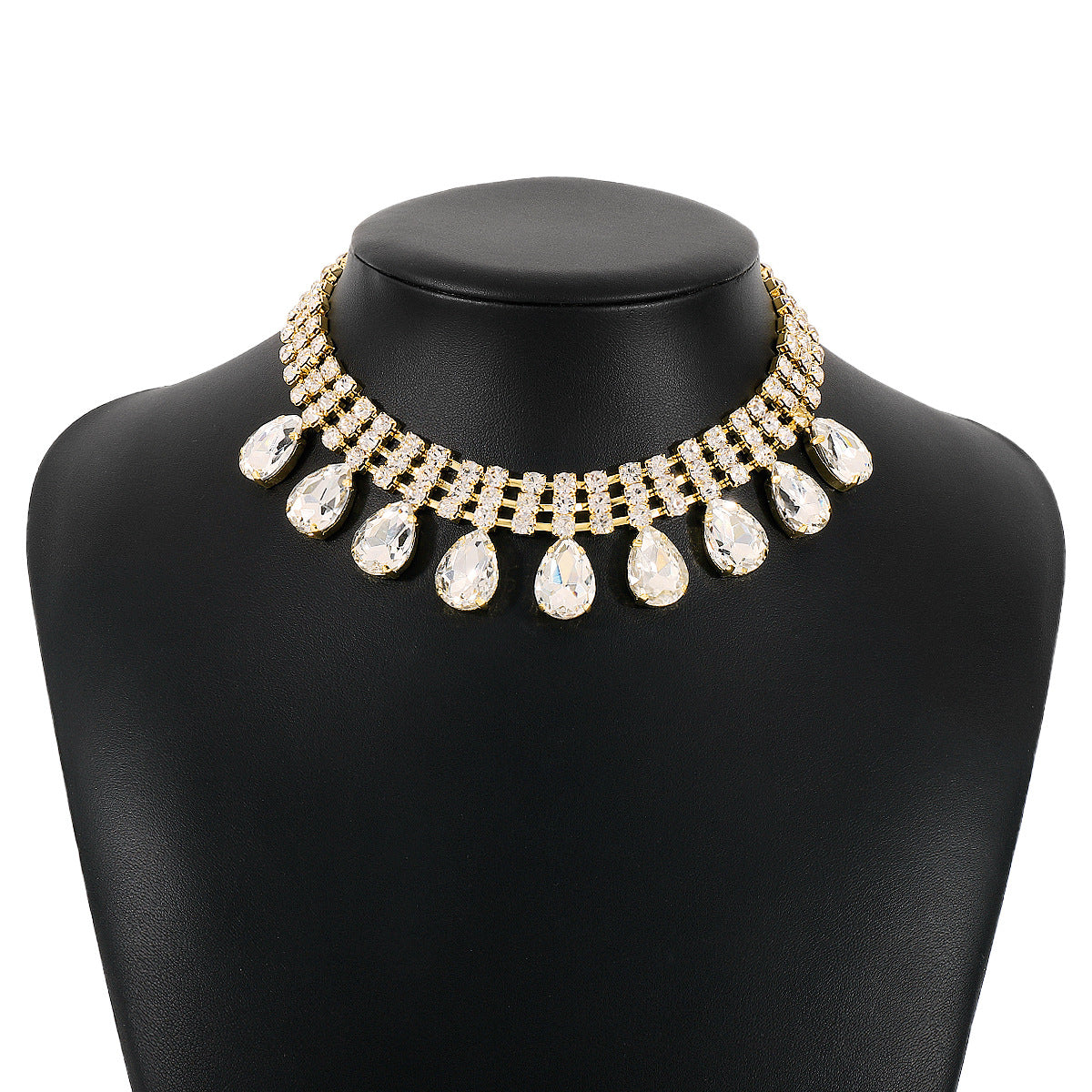 Collar con dije geométrico dulce y atrevido con pedrería y cadena de garra con acabado chapado para mujer