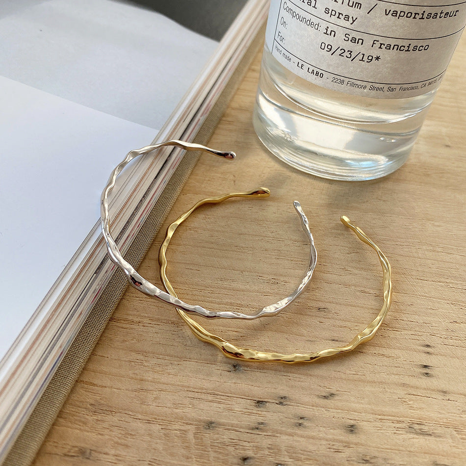 Bracciale da donna in argento sterling 925 con forma irregolare minimalista e superficie texturizzata
