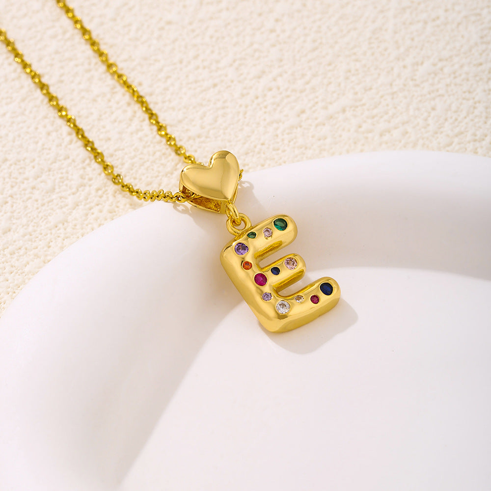 Elegante collana con ciondolo a lettera e cuore da donna in acciaio inossidabile con catena a maglie e dettagli a micro-pavé