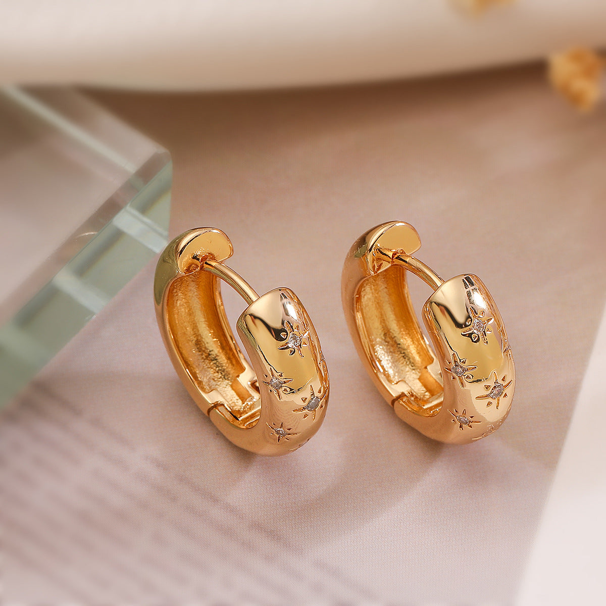 Orecchini a cerchio irregolari geometrici minimalisti da donna con base in rame, placcatura in oro vero e intarsio di zirconi