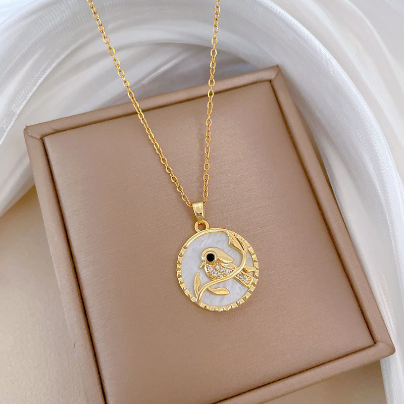 Collana con Pendente Geometrico Minimalista a Conchiglia e Gazza per Donna con Intarsio di Zirconi su Catena in Acciaio al Titanio