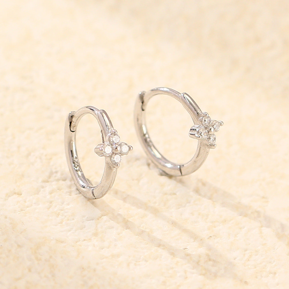 Orecchini a perno da donna in argento sterling S925 a forma di trifoglio minimalista con intarsio di strass