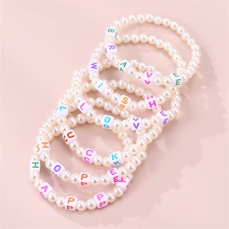 Braccialetto Bohemien per Bambini con Perline Quadrate Bianche, Ciondoli a Lettera Colorati e Accenti di Perle
