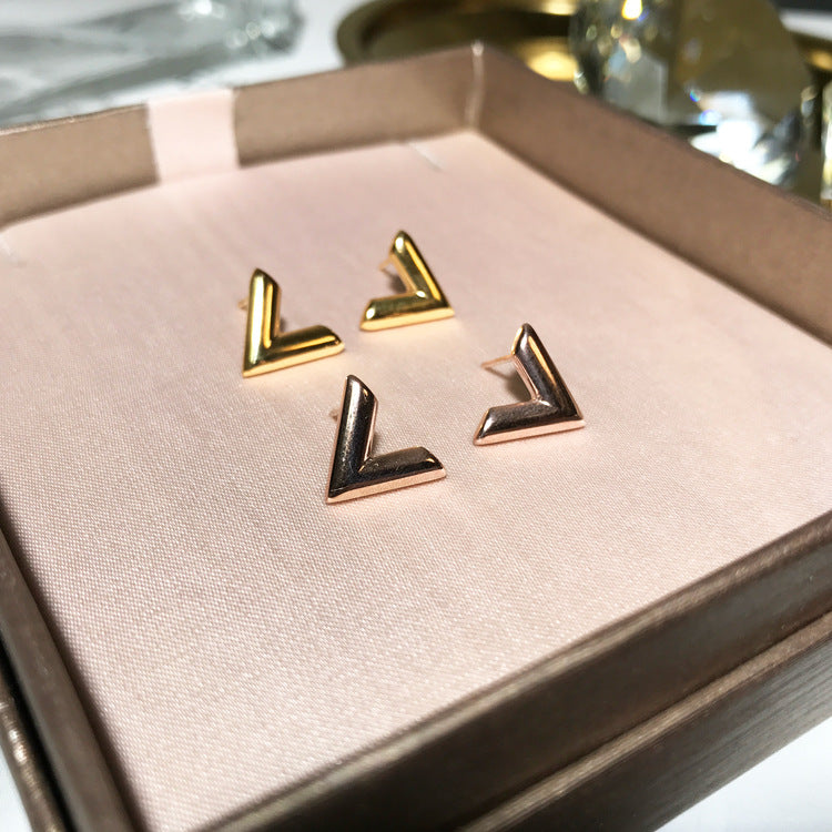 Orecchini a perno minimalisti da donna a forma di V in acciaio al titanio placcato oro rosa 18 carati, anallergici con design geometrico a lettera