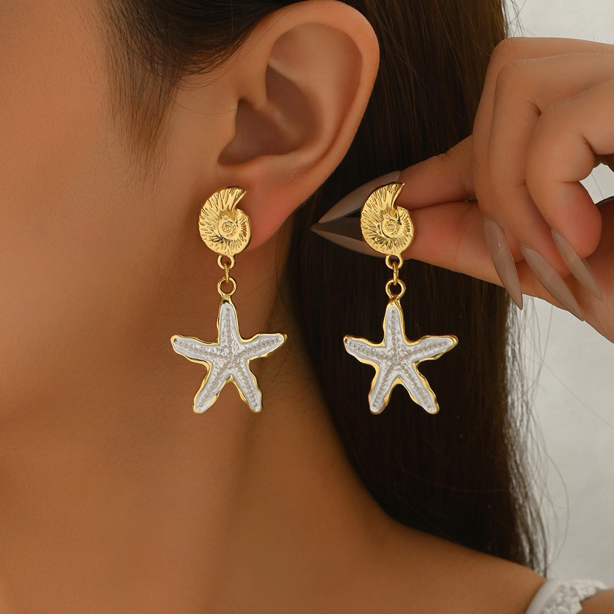 Orecchini a perno minimalistici a forma di stella marina e conchiglia, ispirati all'oceano, in lega di zinco con finitura smaltata da donna