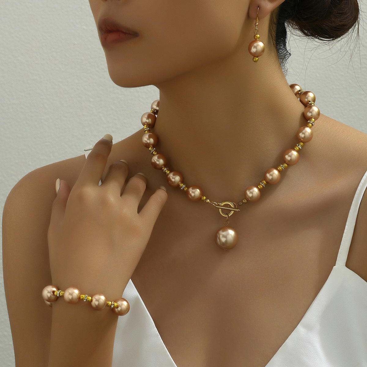 Set di collane vintage di perle per donne con ciondoli in madreperla, bracciale minimalista con perline e orecchini a lobo, design di perle rotonde e ovali su catena di perle