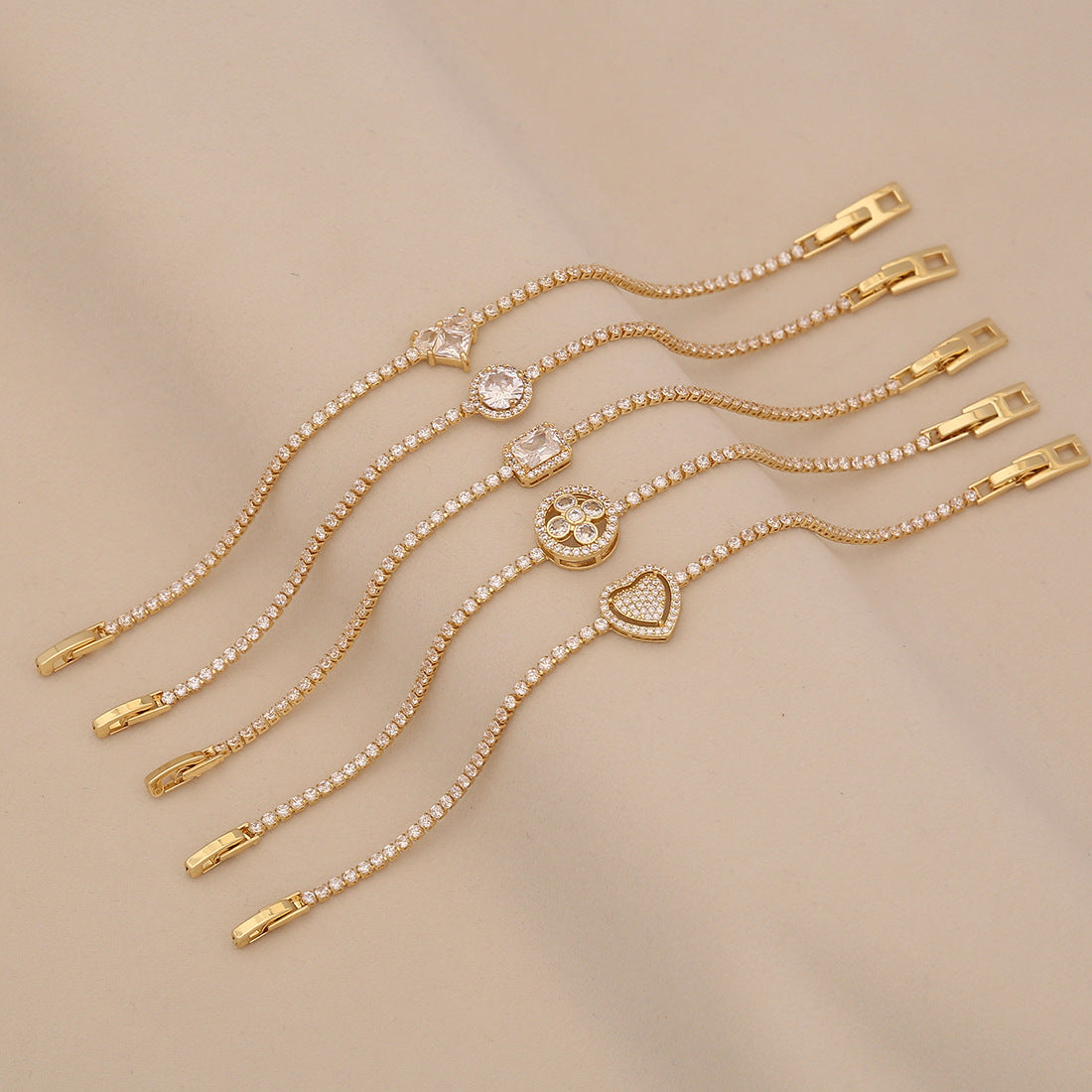 Bracciale da donna placcato oro 18K con zirconi, design alla moda a cuore e floreale