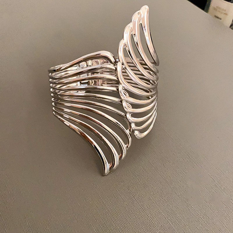 Bracciale a manetta in metallo elegante e robusto con finitura placcata, forma geometrica rotonda, accessorio di lusso alla moda per pendolari