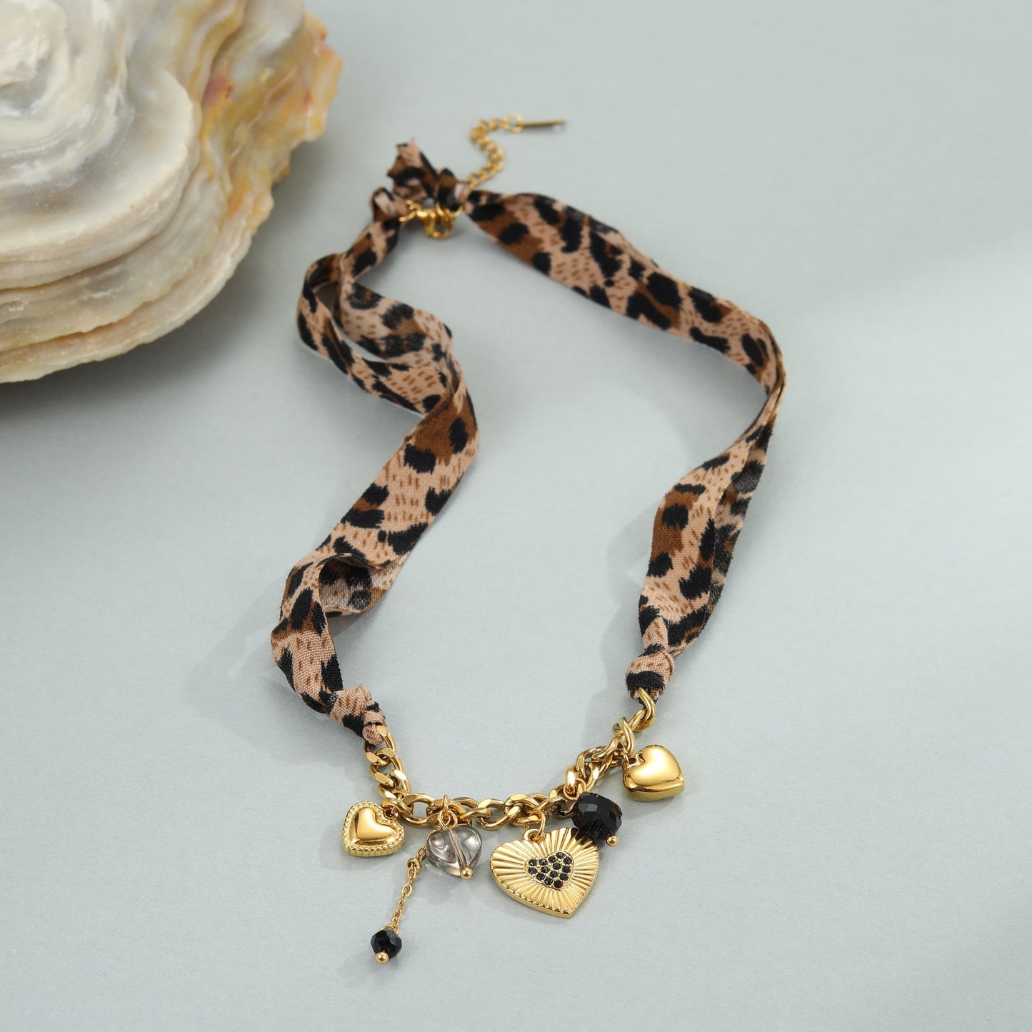 Elegante collar de acero inoxidable con estampado de leopardo en forma de corazón y colgante de girasol con acabado chapado para mujer