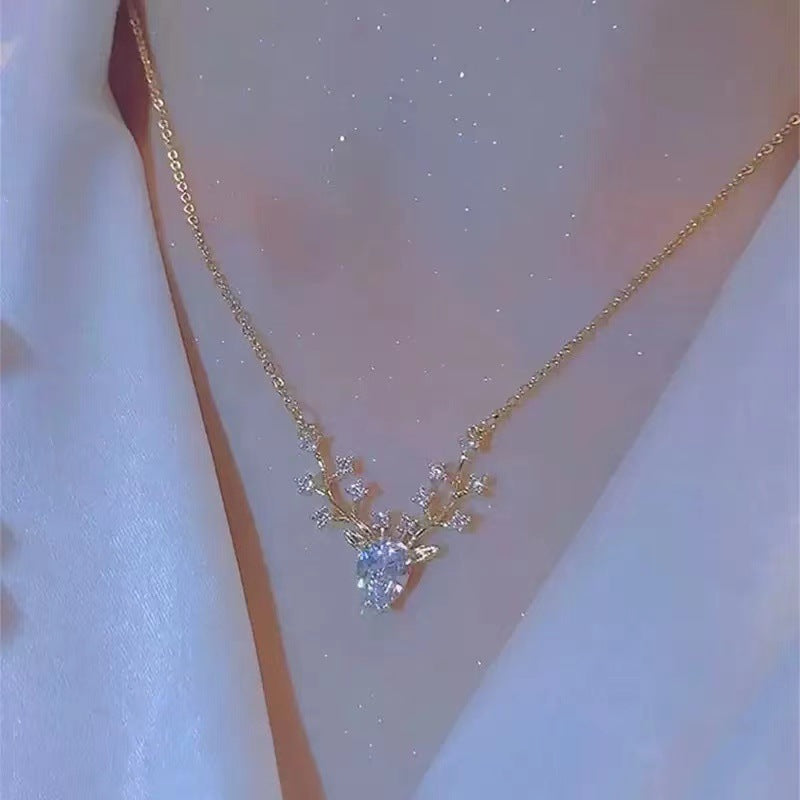 Collar con colgante de cuerno de ciervo minimalista estilo natural para mujer, cadena de onda de agua de acero de titanio con chapado en oro