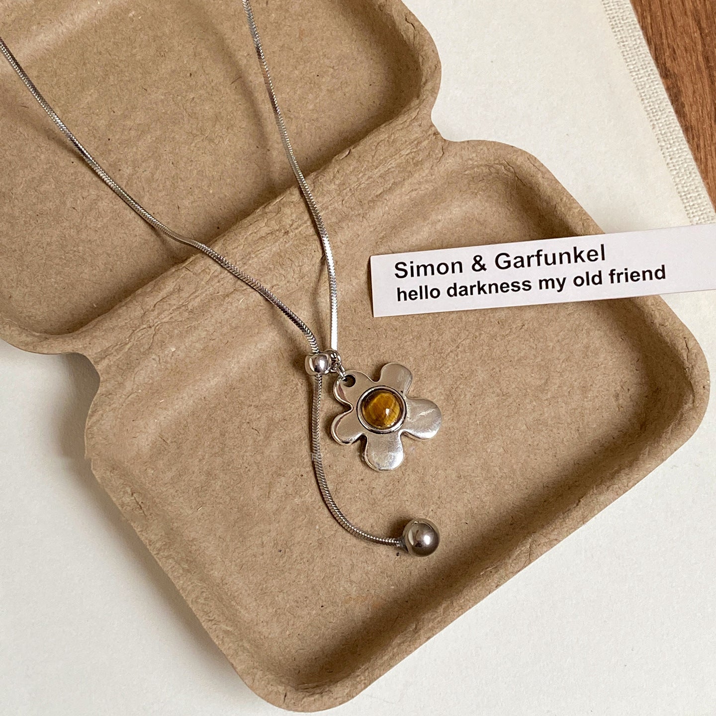 Collana con ciondolo geometrico minimalista in acciaio inossidabile con perle di occhio di tigre da donna, catena leggera casual per maglione con finitura placcata