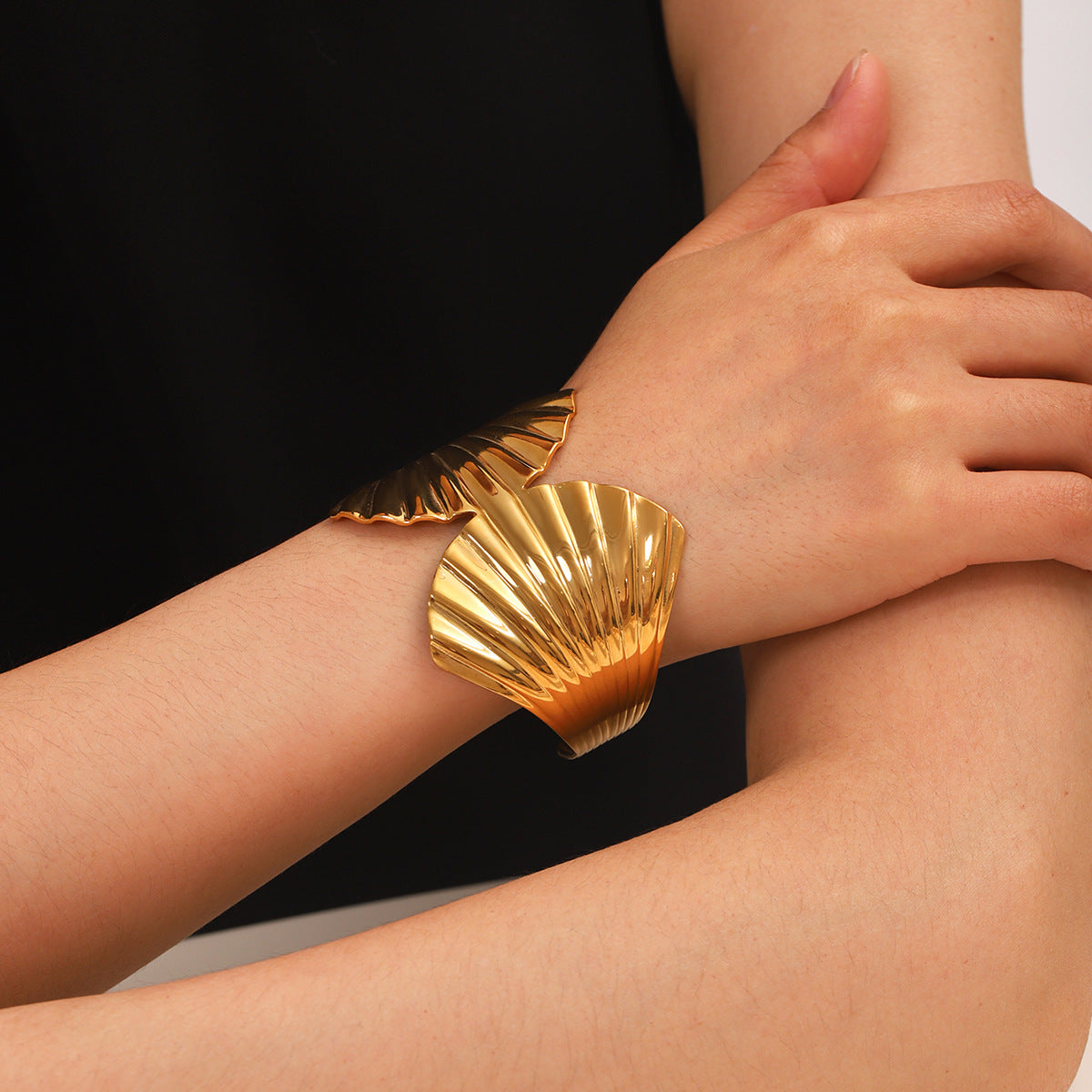 Bracciale da donna a polsino conchiglia in acciaio inossidabile placcato oro 18K in stile Ins con superficie larga, tema oceano