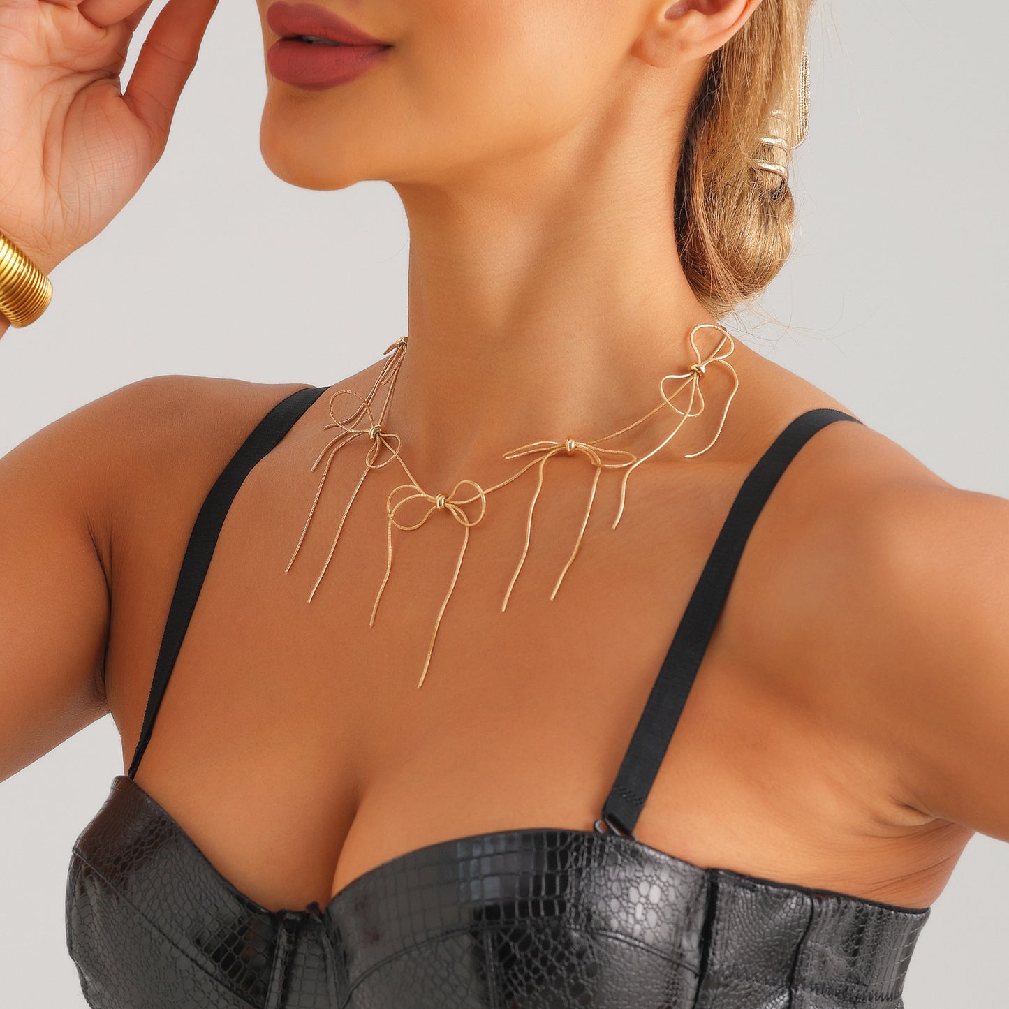 Fashionable Bowknot Tassel Pendant Necklace with Geometric Design on Polished Metal Snake Chain for Women