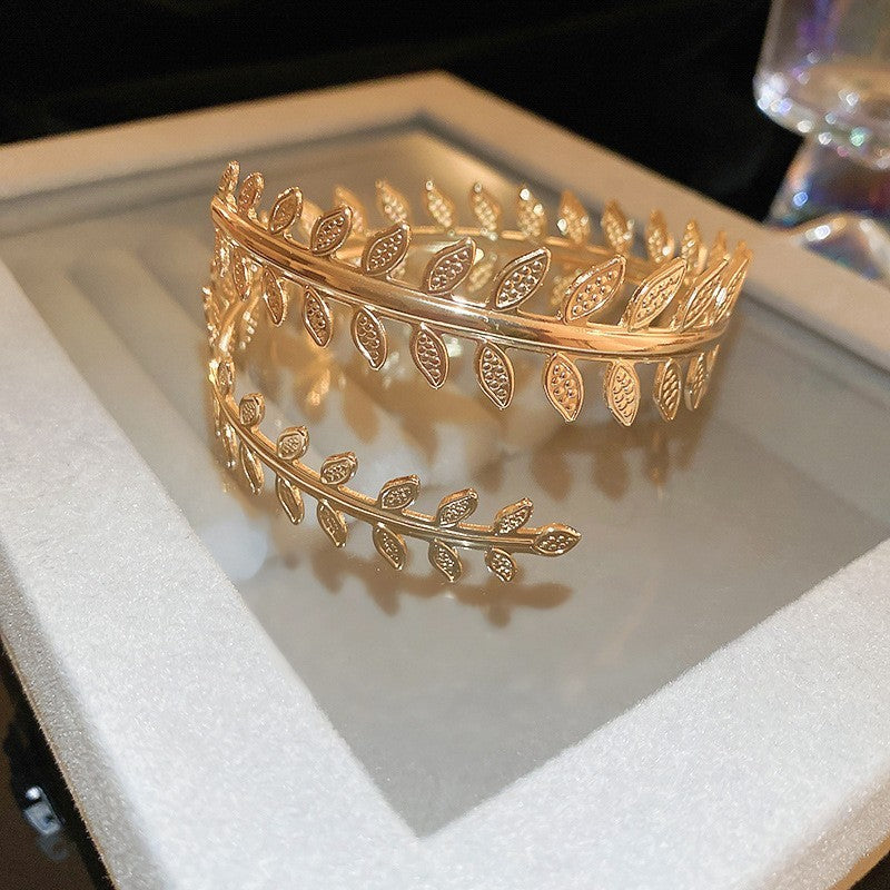 Pulsera Cóncava Irregular Minimalista para Mujer en Aleación de Latón con Acabado Galvánico