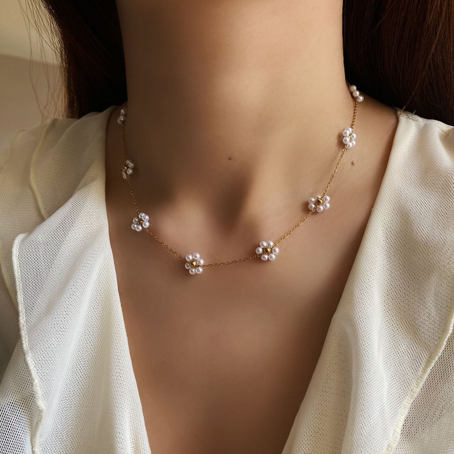 Collar con Colgante Minimalista de Flor de Margarita en Acero Inoxidable con Acentos de Acero de Titanio y Acabado Chapado para Mujer